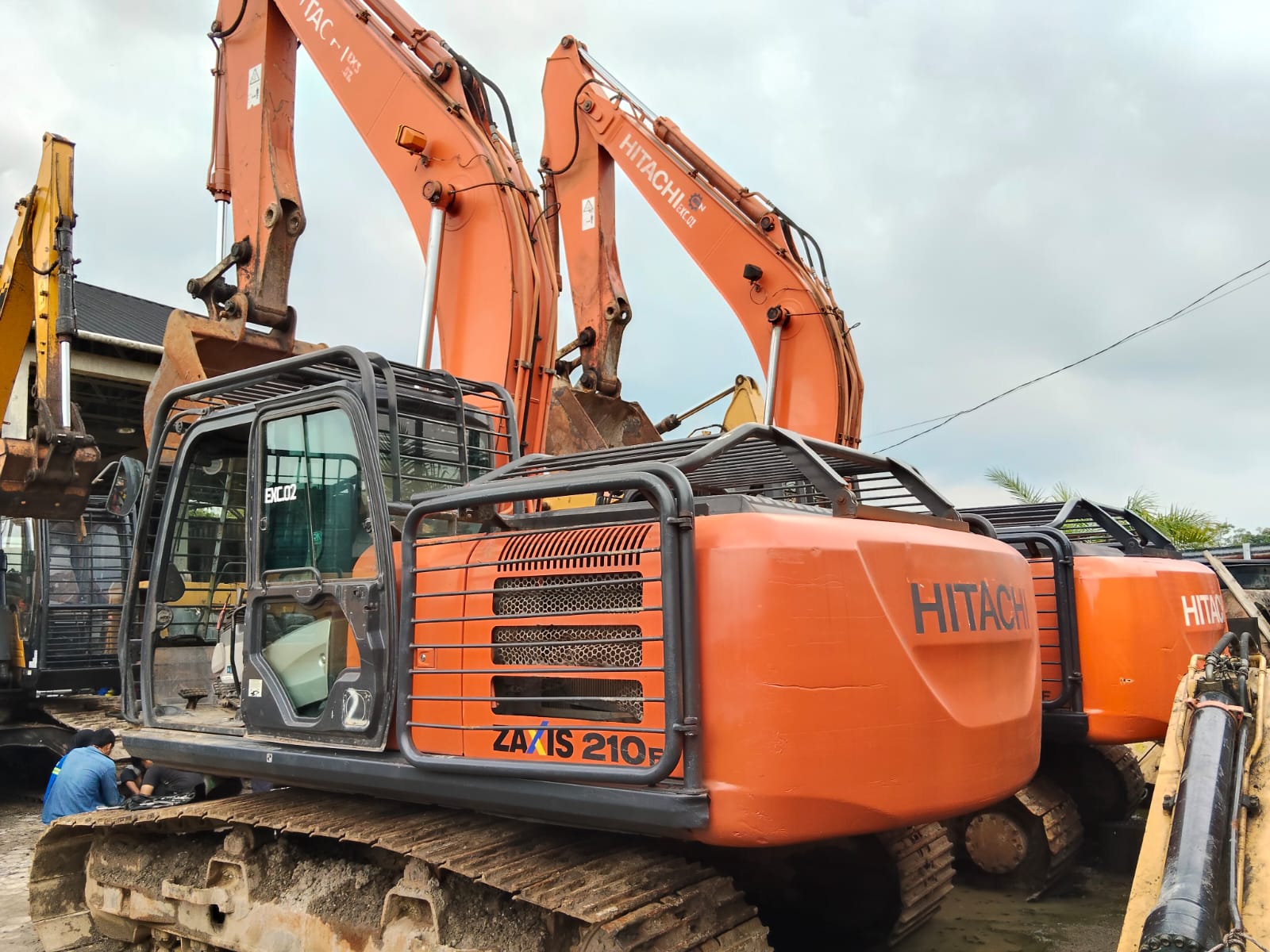 Excavator Hitachi ZAXIS 210F milik CV. Albara Jaya
