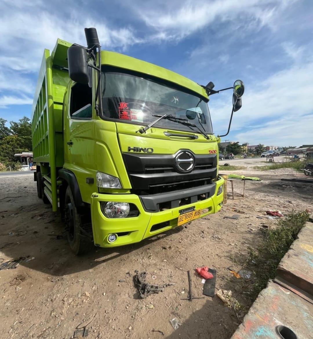 Dump Truck HINO 500 di lokasi proyek